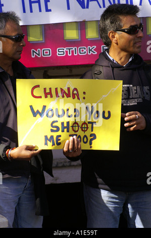 Due uomini manifestanti tibetana contro il cinese tiri di rifugiati in Nangpa pass 2006 Nepal, protestando in McLeod Ganj, India Foto Stock