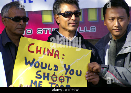 Tre uomini manifestanti tibetana contro il cinese tiri di rifugiati in Nangpa pass 2006 Nepal, protestando in McLeod Ganj, India Foto Stock