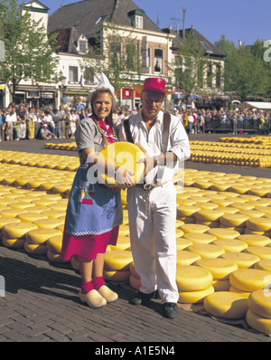Dutch l uomo e la donna in abito tradizionale al mercato del formaggio di Alkmaar, Olanda Foto Stock