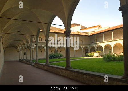 Il secondo chiostro garth di Santa Croce progettata da Brunelleschi Firenze Italia Foto Stock