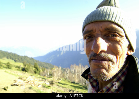 Ritratto volto di molto vecchio uomo indiano highlander a prato alpino in Himalaya indiano, India Foto Stock