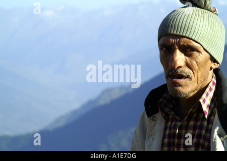 Ritratto volto di molto vecchio uomo indiano highlander a prato alpino in Himalaya indiano, India Foto Stock