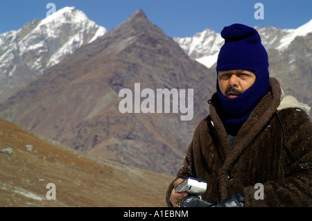 Ritratto di locale tipico turista indiano indossando maschera cappuccio in Rohtang pass, Indian Himalaya Foto Stock