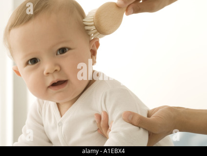 Baby dopo aver spazzolato per capelli Foto Stock