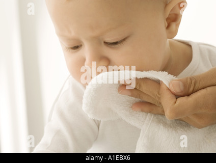 Baby avente faccia strofinata Foto Stock