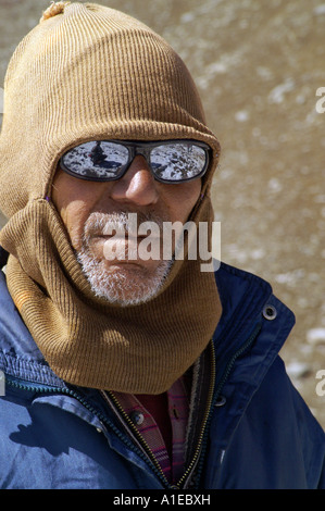 Ritratto di vecchio uomo di etnia highlander alpinista faccia in Rohtang pass, Indian Himalaya Foto Stock