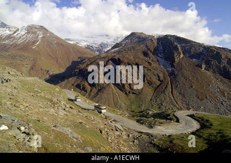 Due autobus in strada in Rohtang pass a lato della valle di Kullu, Indiano Himalaya Foto Stock