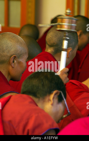 I monaci nel monastero Namgyal personali di filatura a mano la ruota di preghiera durante la preghiera Foto Stock