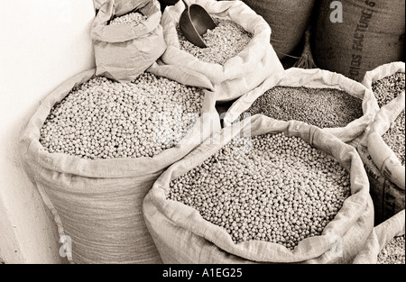 AFRICA MAROCCO Tangeri fagioli secchi piselli e grani per la vendita nel mercato berbero in Tangeri foto in bianco e nero Foto Stock