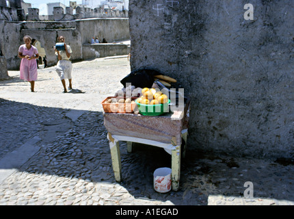 AFRICA MAROCCO Tangeri arance pane e uova per la vendita su una strada della Casbah di vecchi Tangeri Foto Stock