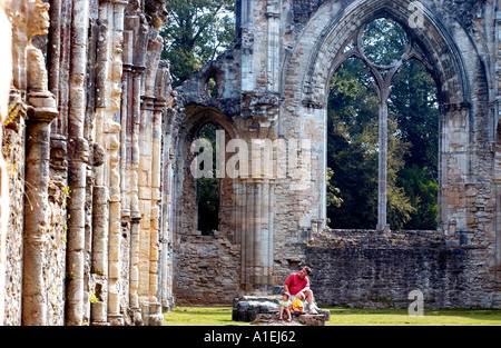 Papà e bambini piccoli di visitare le rovine della vecchia abbazia nel Hampshire REGNO UNITO Foto Stock