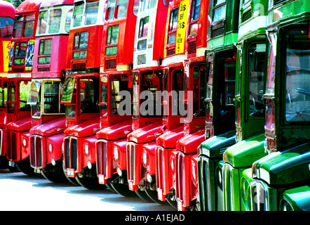 Una linea di Big Red Bus su parade Foto Stock