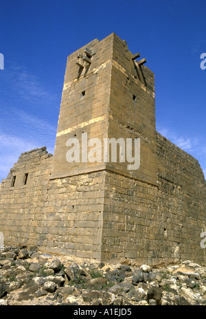 Torre bizantina alta 15 metri nell'antica città cristiana di Umm al Jimal in Giordania Foto Stock