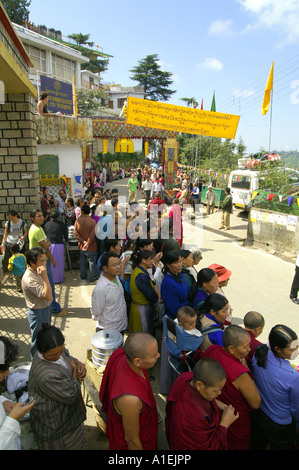 La folla alla porta del monastero Namgyal attesa per l arrivo di Sua Santità il Dalai Lama, McLeod Ganj, India Foto Stock