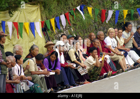 La folla seduta dal Tempio Road in attesa per l arrivo di Sua Santità il Dalai Lama, McLeod Ganj, India Foto Stock