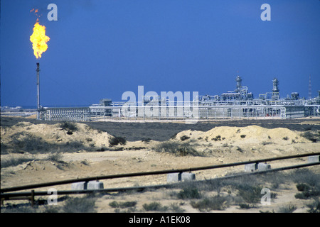 La degassificazione stazione ad Dukhan oilfield in Qatar nel Golfo Arabico Foto Stock