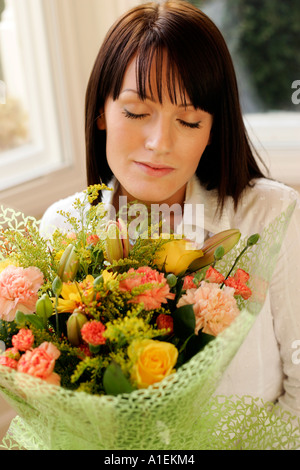 Giovane Donna con fiori Foto Stock