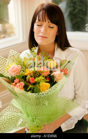 Giovane Donna con fiori Foto Stock