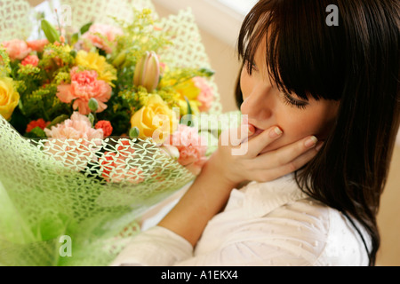 Giovane Donna con fiori Foto Stock