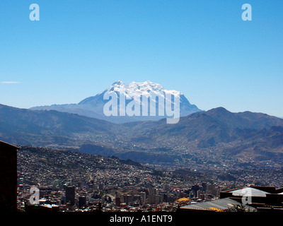 Vulcano Illimani che domina la città di La Paz in Bolivia , Sud America. Foto Stock