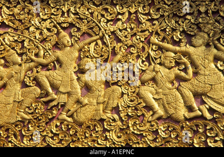 Wat Xieng Thong, il piccolo tempio nel complesso, bassorilievo incisioni, raffigurano episodi di combattimento da Ramayana, Luang Prabang Laos Foto Stock