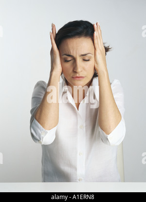 Donna che copre le orecchie, ritratto Foto Stock