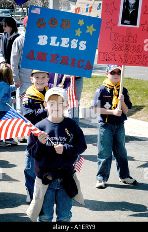 Ragazzo e Cub Scout partecipare ad attività svolte in un Memorial Day festival e sfilata Foto Stock
