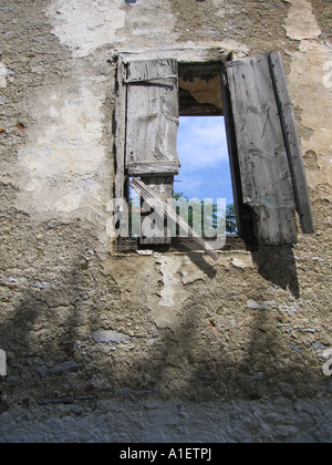 Danneggiato e persiane cariati appeso dal vecchio telaio di finestra Alonissos Alonisos Foto Stock