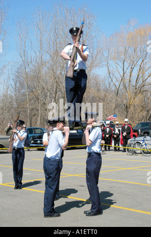 Giovani Air force cadetti di partecipare ad attività in un Memorial Day festival e sfilata Foto Stock