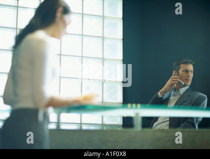 L uomo e la donna in ufficio Foto Stock