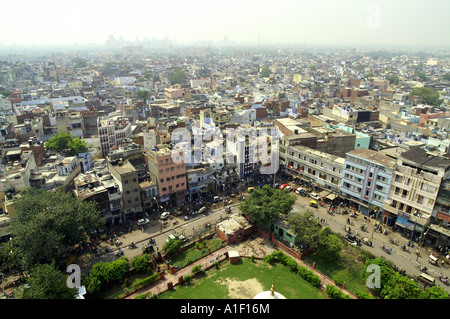 Vista della Vecchia Delhi, strada che circonda la Jama Masjid moschea, India, Nuova Delhi Foto Stock