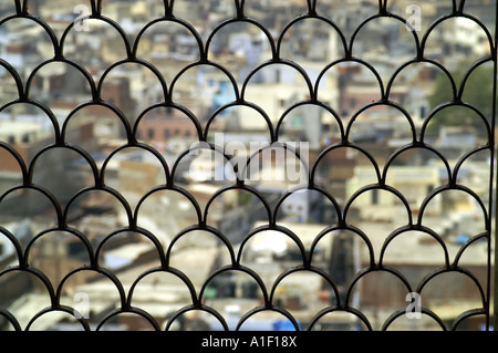 Griglia nella finestra della Jama Masjid moschea minar, vista della Vecchia Delhi Foto Stock