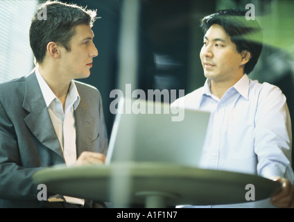Due proprietari fissando ciascun altro Foto Stock