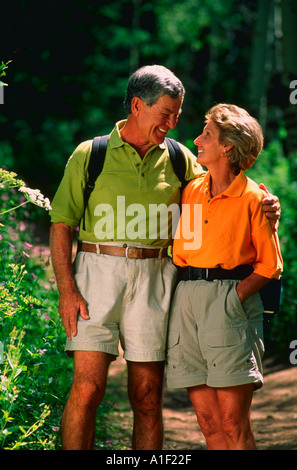 Coppia senior escursionismo Montagne Rocciose Utah Foto Stock