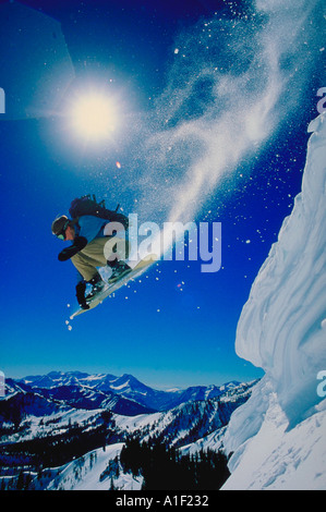 Snowboarder in aria con bright sun Foto Stock