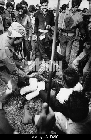 Il famigerato bayonetting di 5 giovani uomini durante il Bengala s vittoria rally Dacca Stadium Dec 18 1971 Foto Stock