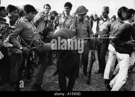 Il famigerato bayonetting di 5 giovani uomini durante il Bengala s vittoria rally Dacca Stadium Dec 18 1971 Foto Stock