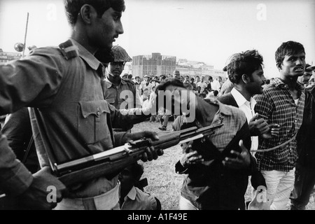 Il famigerato bayonetting di 5 giovani uomini durante il Bengala s vittoria rally Dacca Stadium Dec 18 1971 Foto Stock