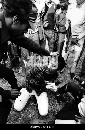 Il famigerato bayonetting di 5 giovani uomini durante il Bengala s vittoria rally Dacca Stadium Dec 18 1971 Foto Stock