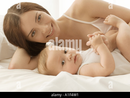 Il bambino e la madre sul letto, ritratto Foto Stock