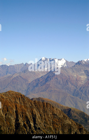 Vista di Chamba Valley e Pir Panjal gamma di Himalaya indiano dal pass Indrahar 4375m Foto Stock