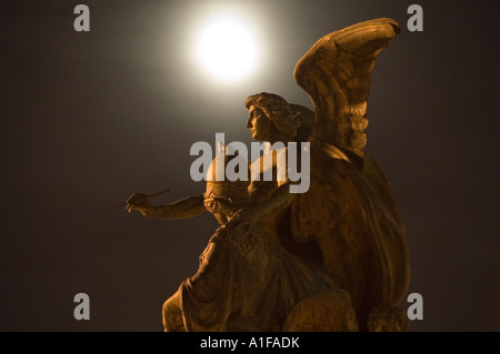 La luce della luna su angelo statua di Vittorio Emanuele monumento in Piazza Venezia, Roma Italia Foto Stock