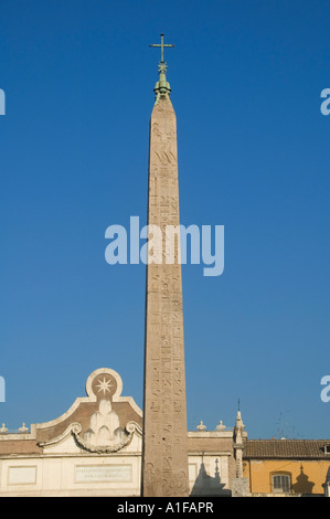 Trinita dei Monti Sallustian in cima all'obelisco Flaminio in granito della 19a dinastia Faraone Sety in Piazza del Popolo, Roma Italia Foto Stock