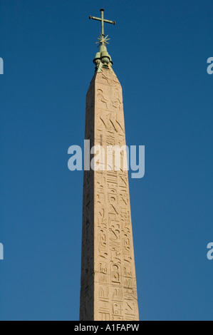 Trinita dei Monti Sallustian in cima all'obelisco Flaminio in granito della 19a dinastia Faraone Sety in Piazza del Popolo, Roma Italia Foto Stock