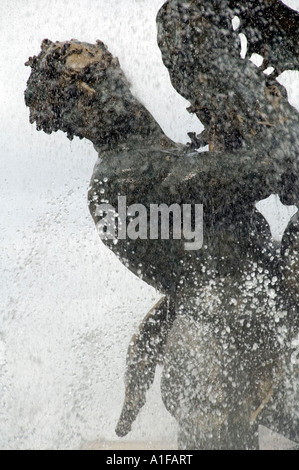 La scultura centrale di Rutelli del dio Glaucus nella Fontana delle Naiadi Fontana delle Naiadi situata in Piazza della Repubblica a Roma Italia Foto Stock