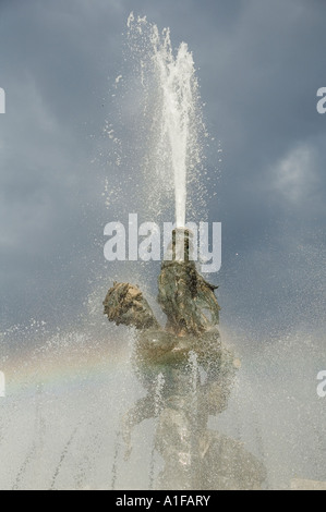 La scultura centrale di Rutelli del dio Glaucus nella Fontana delle Naiadi Fontana delle Naiadi situata in Piazza della Repubblica a Roma Italia Foto Stock