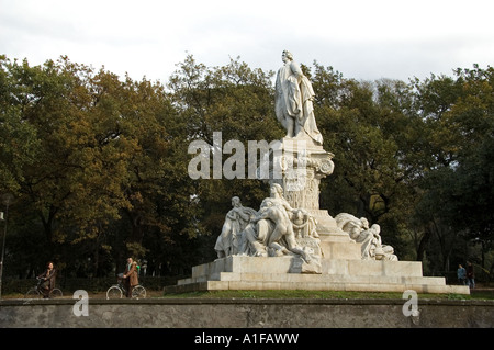 I ciclisti passano per monumento a Goethe progettato da Gustav Eberlein per conto del Kaiser Wilhelm II situato nei giardini di Villa Borghese, Roma Italia Foto Stock