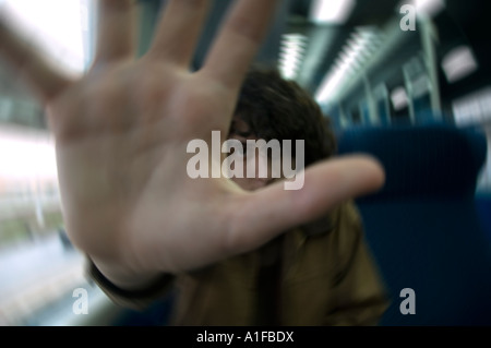 Giovane Azienda la sua mano bloccaggio telecamera fotografo Foto Stock