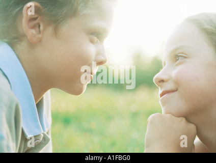 Un ragazzo e una ragazza guardando in ogni occhi dell'altro Foto Stock