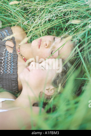 Due ragazze dormono in erba Foto Stock